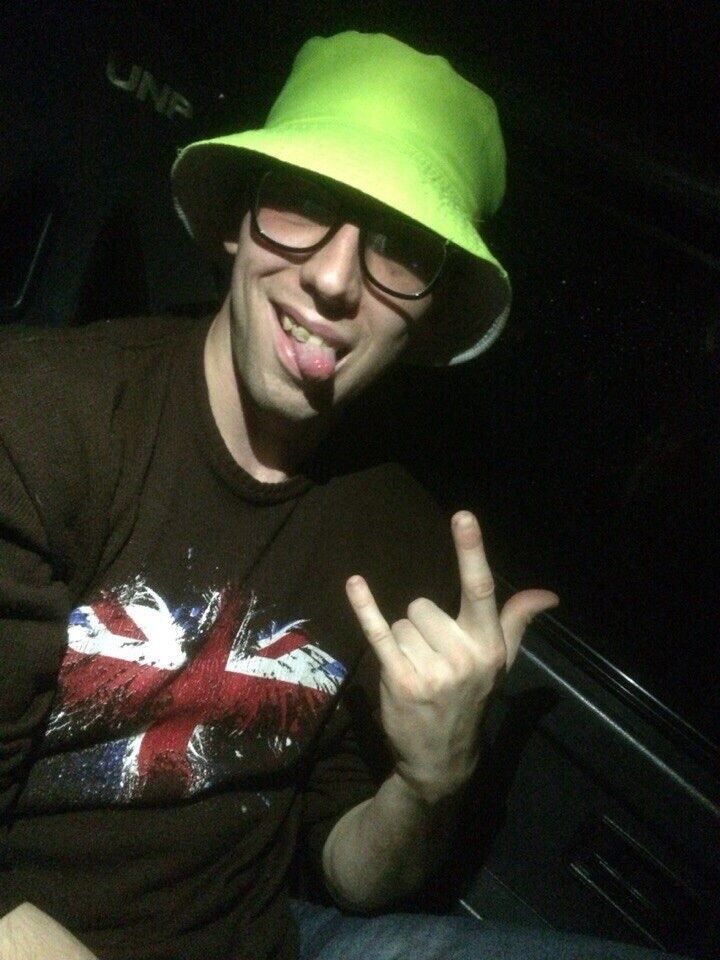  9045907  Max, 32 ,    