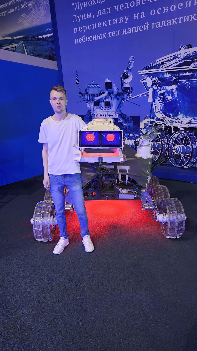  44101297  Denis, 25 ,    