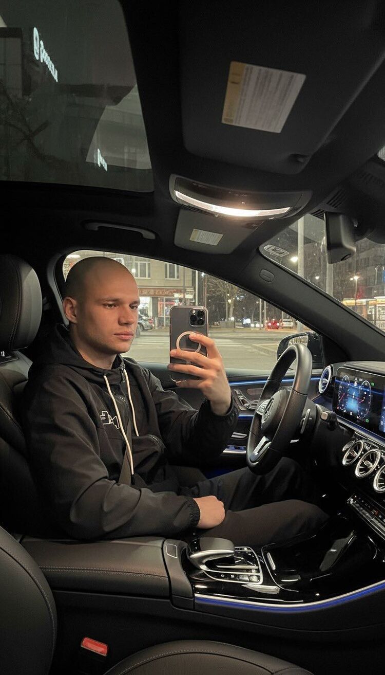  ,   Artem, 20 ,   c , 