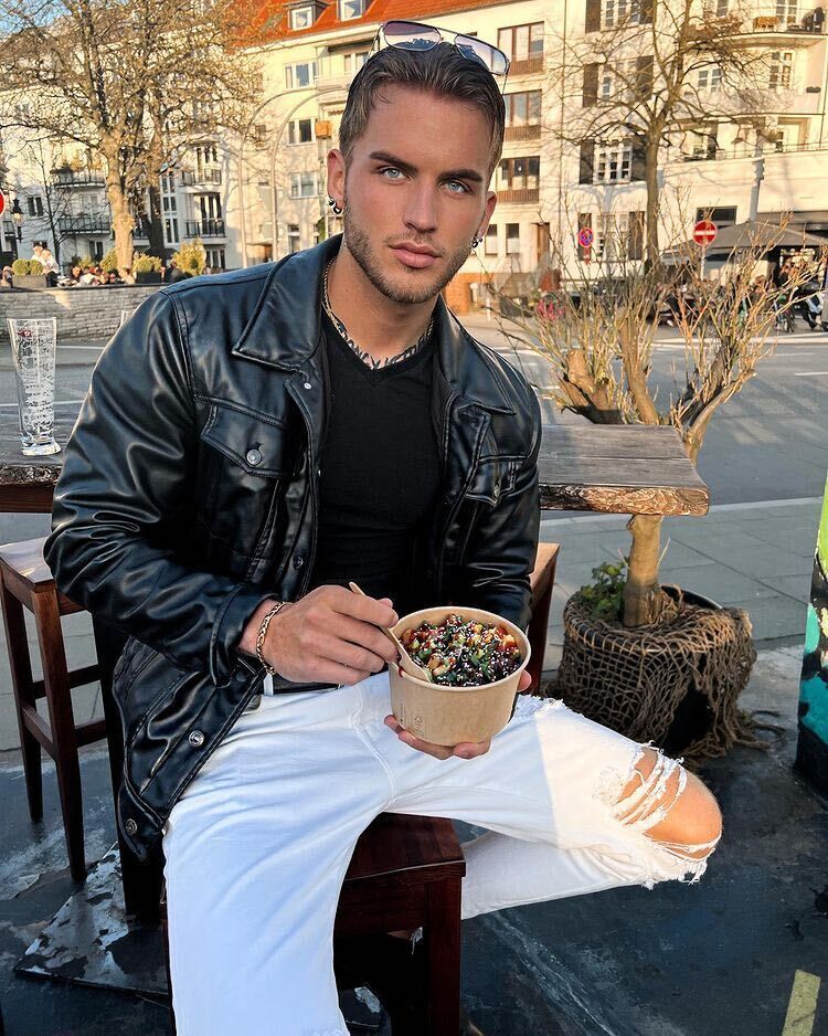  ,   Ivan, 25 ,   ,   