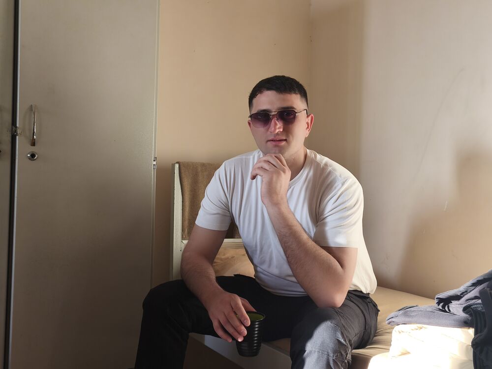  52112787  Emil, 27 ,    