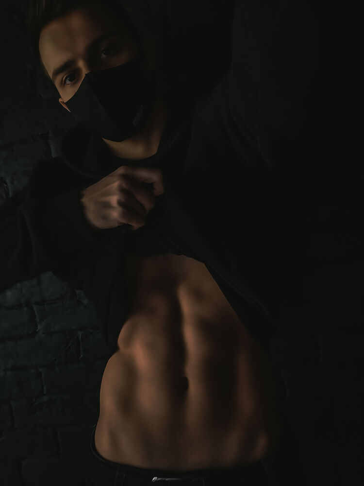  37114147  , 21 ,    -