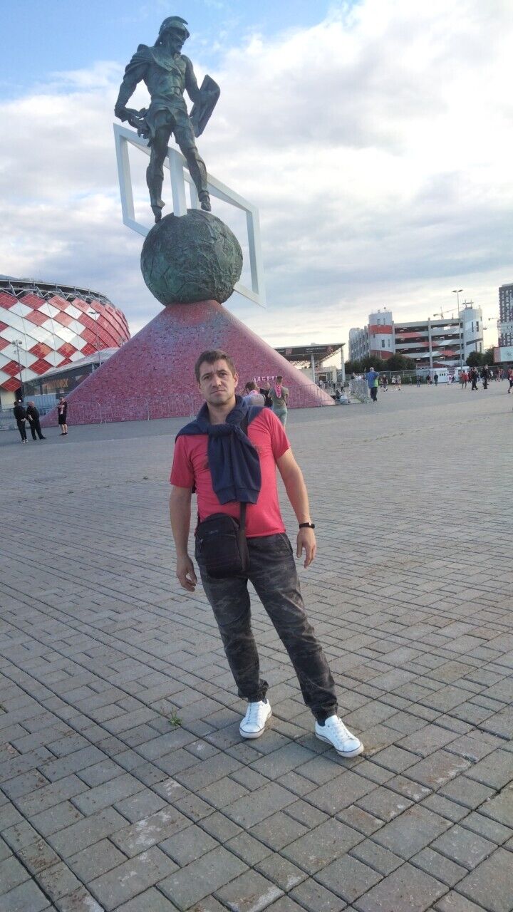  ,   Artem, 42 ,   