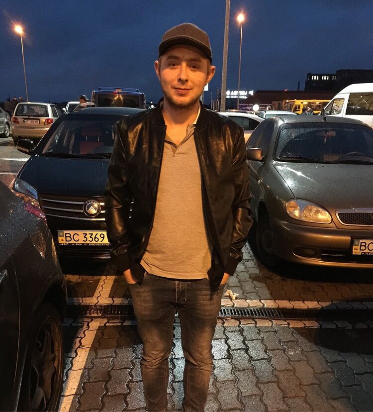 10695517  Pavlo, 32 ,    
