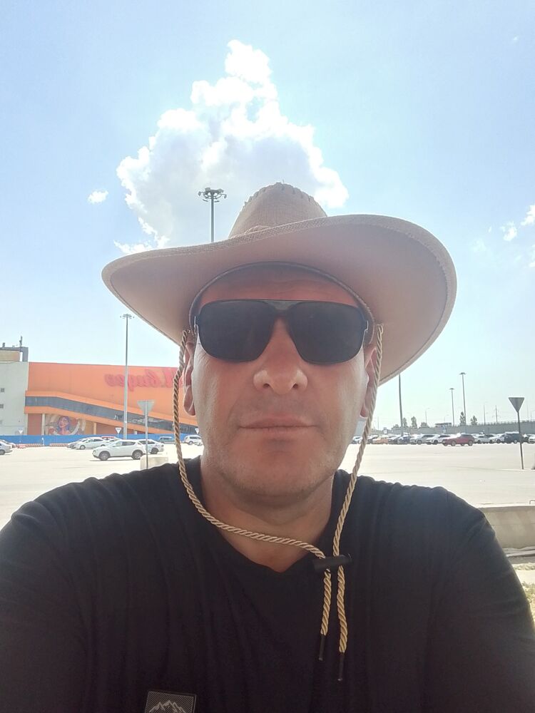 53498757  Artur, 48 ,    