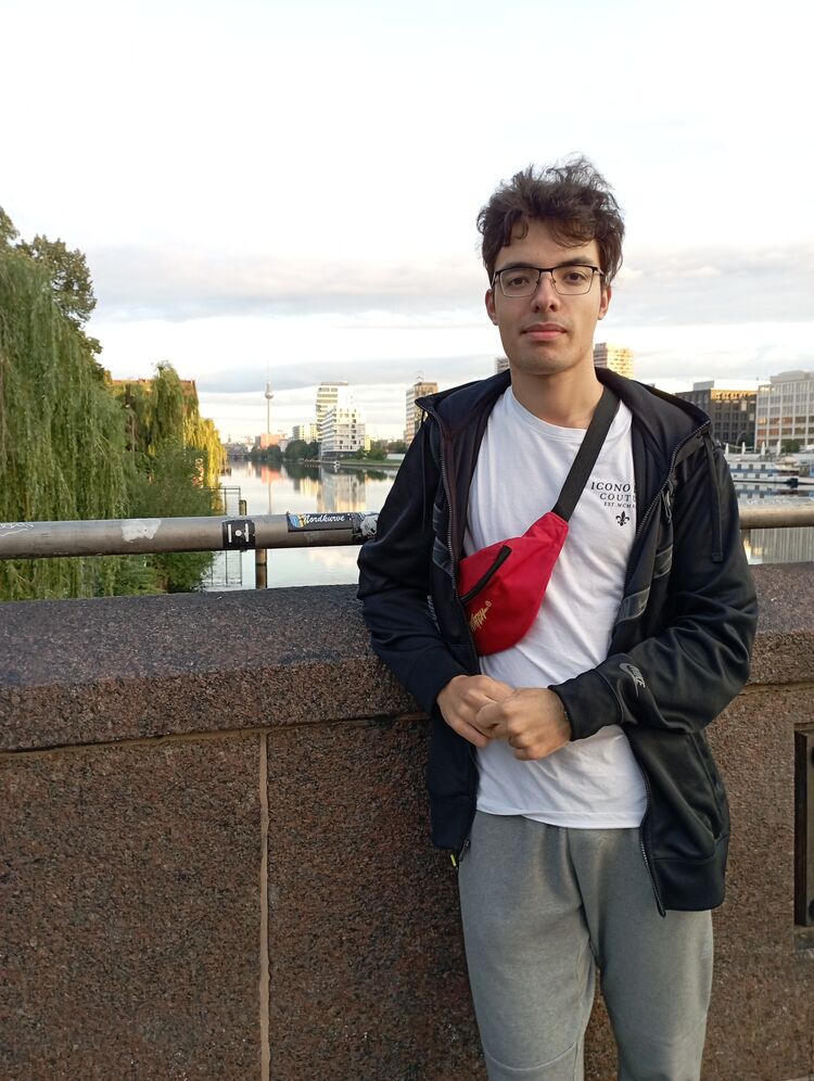  43762137  Ruslan, 20 ,    