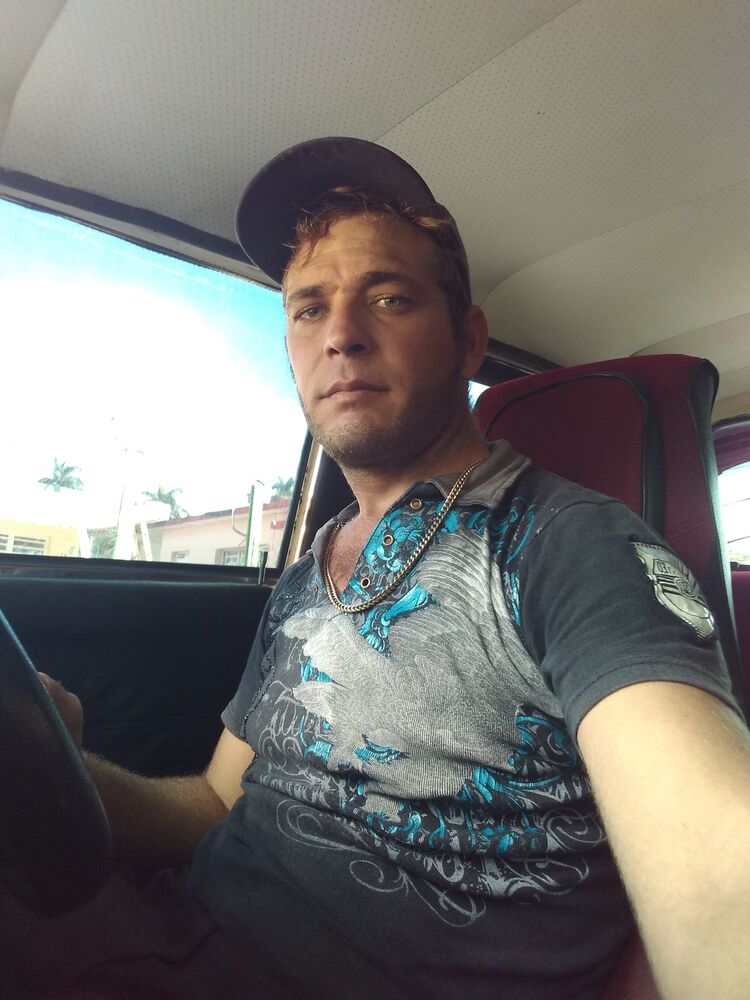  38797577  Alexei, 33 ,    