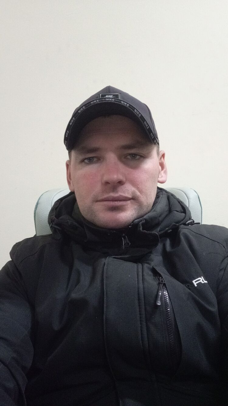  49328537  Andrei, 37 ,    