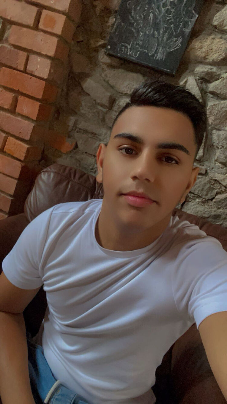  49266947  Aleks, 19 ,    