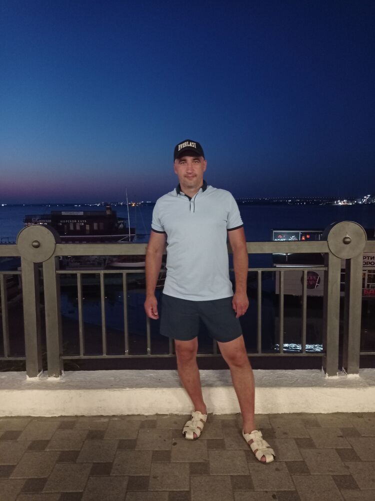  53087347  Artur, 43 ,    