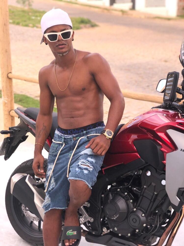  --,   Gussttavo, 25 ,   ,   