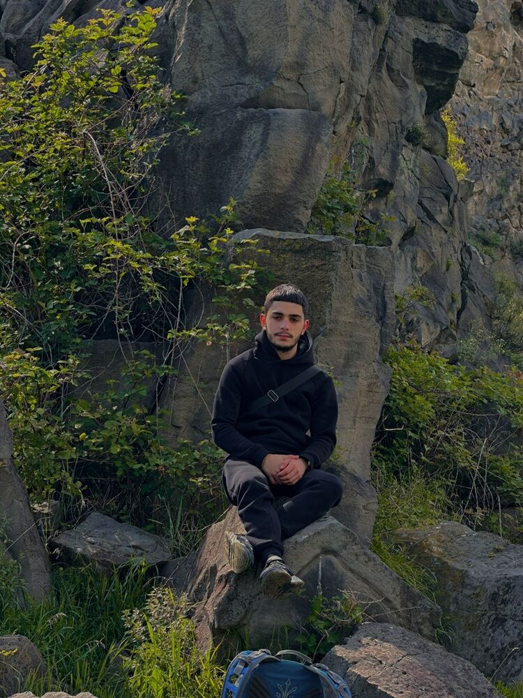  43350487  Harutyun, 20 ,    