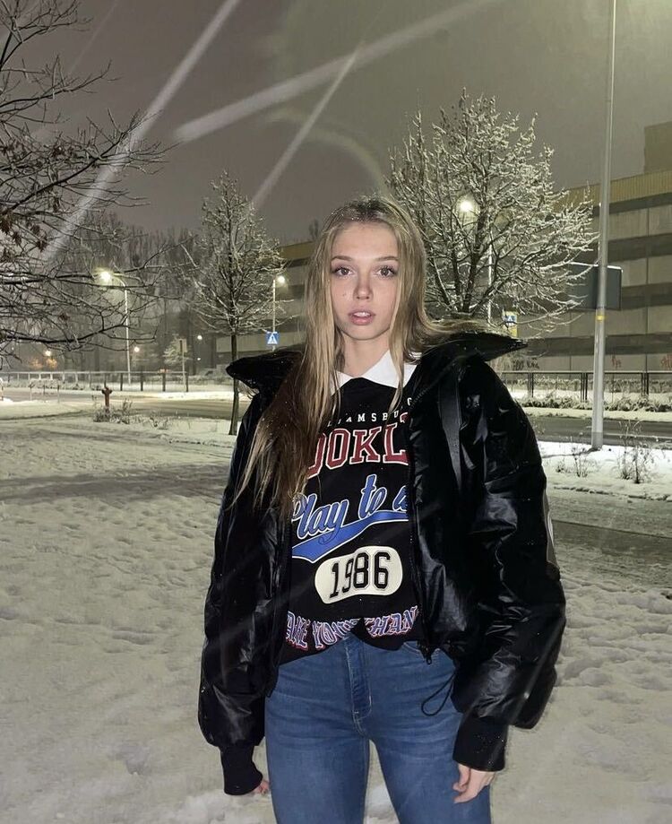  31594137  Julia, 20 ,    