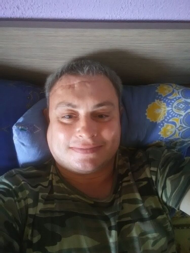  20923757  Vik, 49 ,    