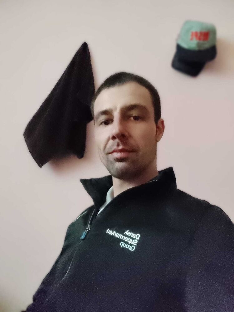  54118077  Kiril, 38 ,    