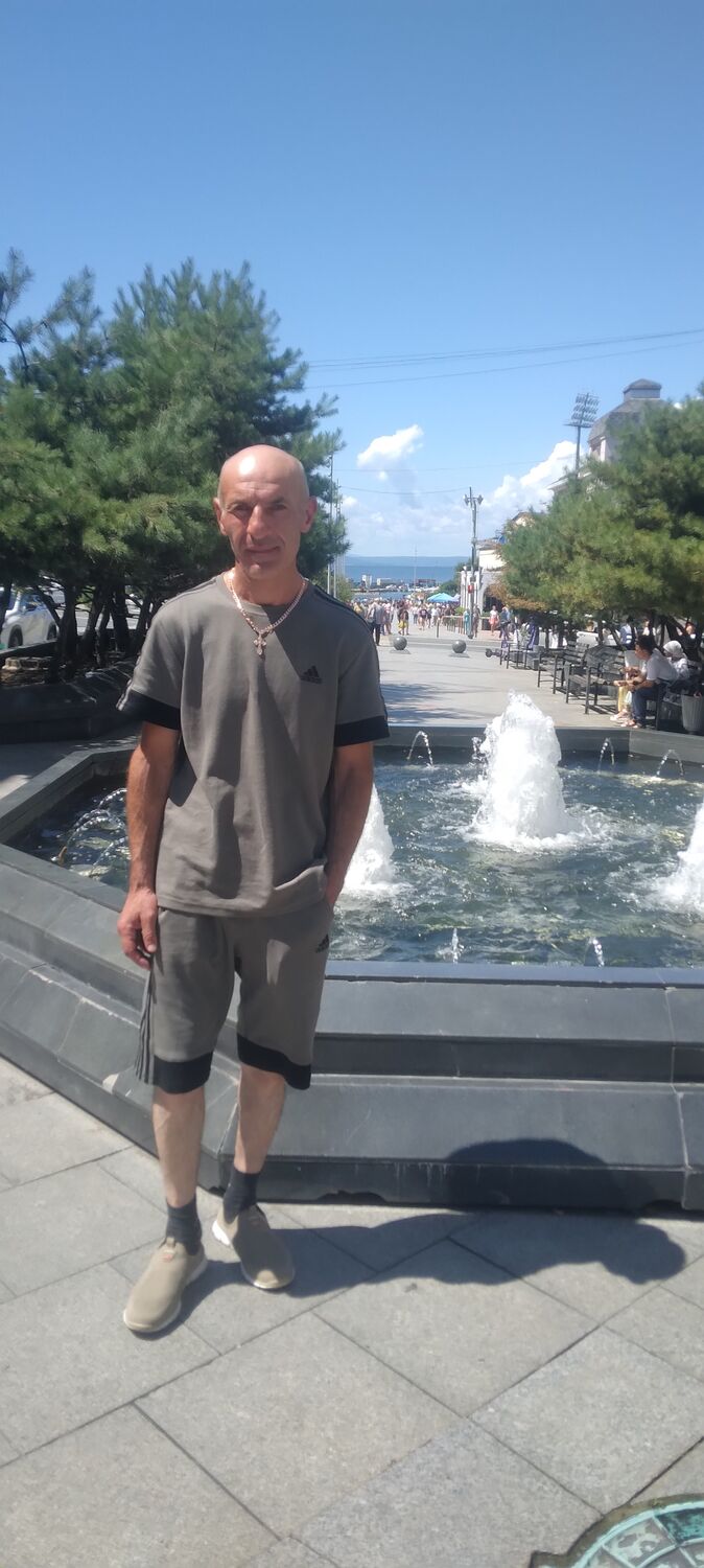  53035787  Artur, 47 ,    