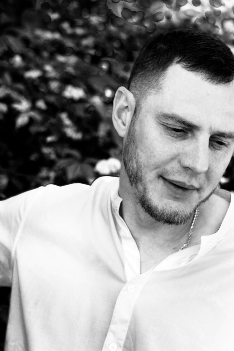  51950567  Pavel, 37 ,    