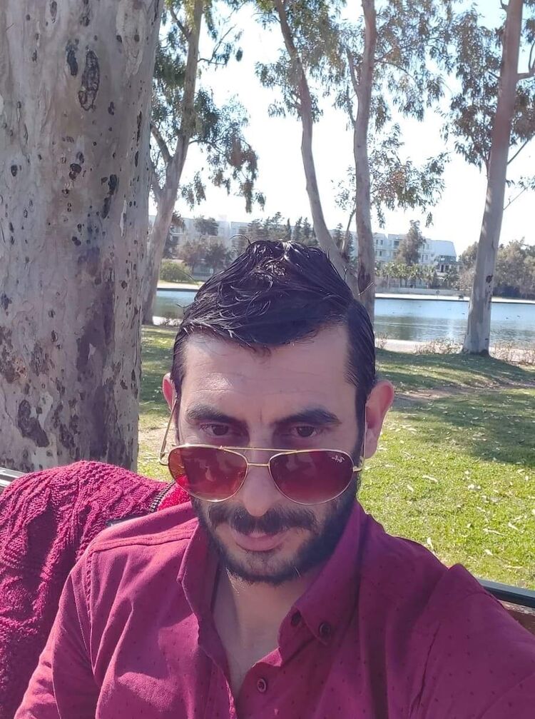  24234697  Emrah, 38 ,    