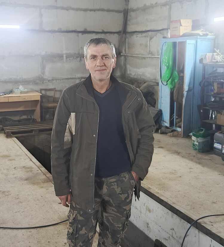  49028007  Pavel, 53 ,    