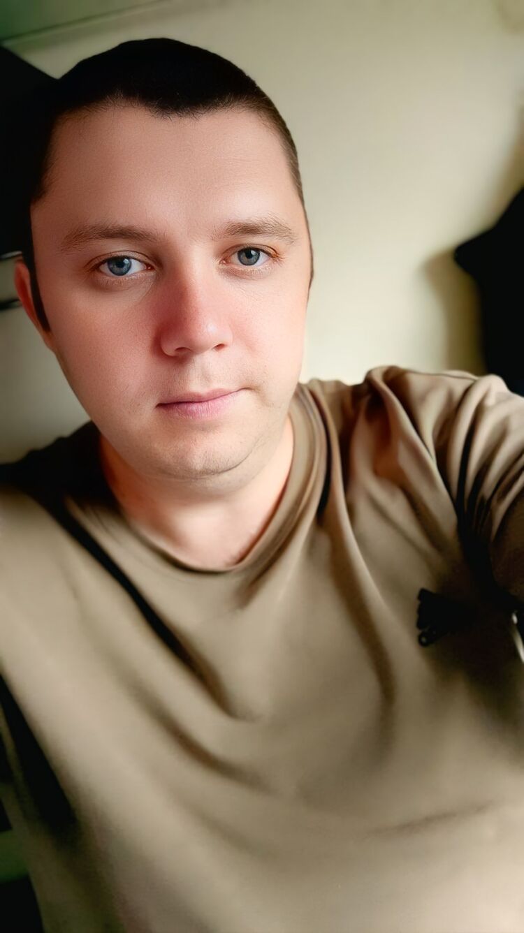  53523687  Viktor, 33 ,    