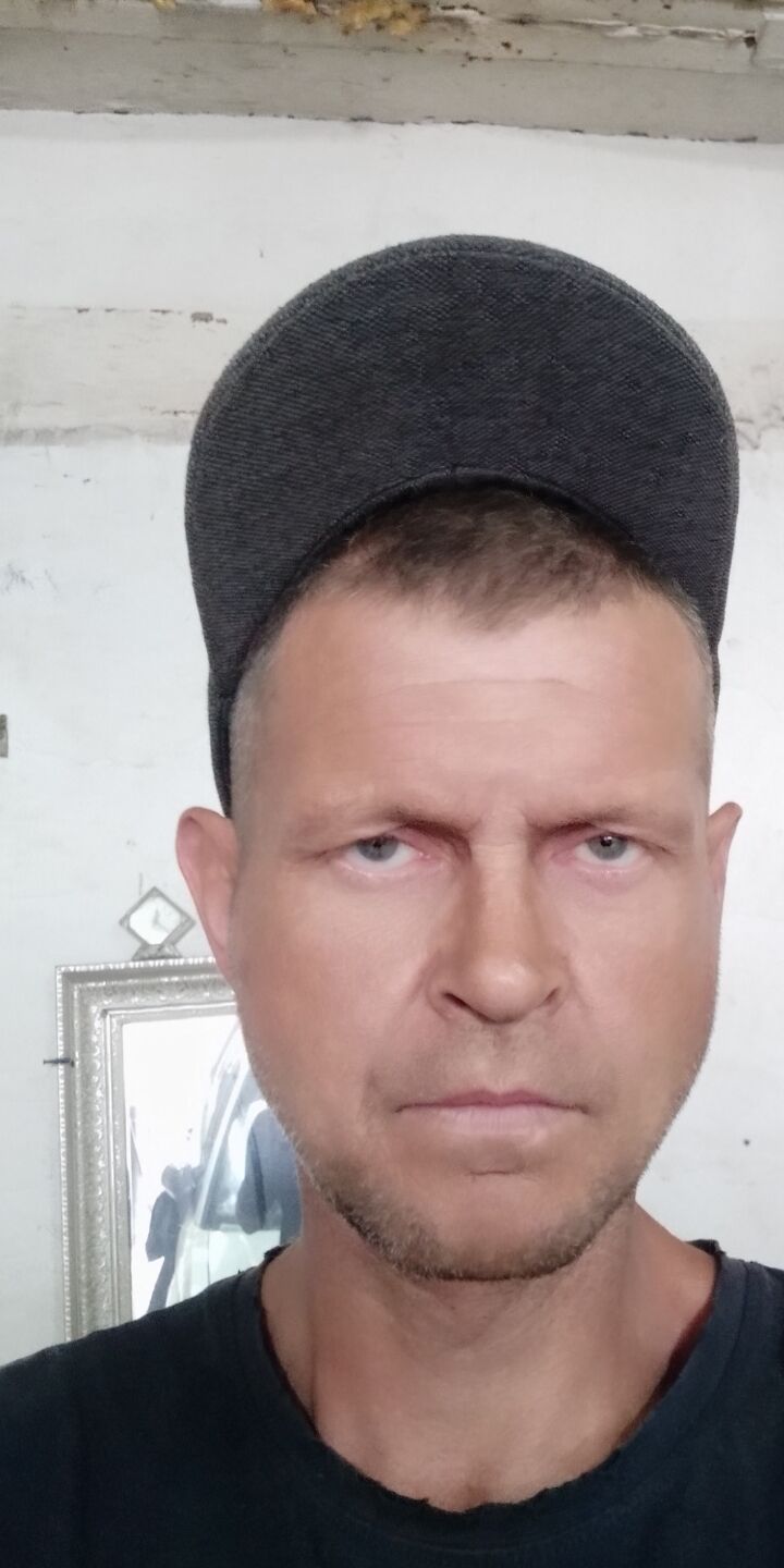 35581837  Artyom, 43 ,    