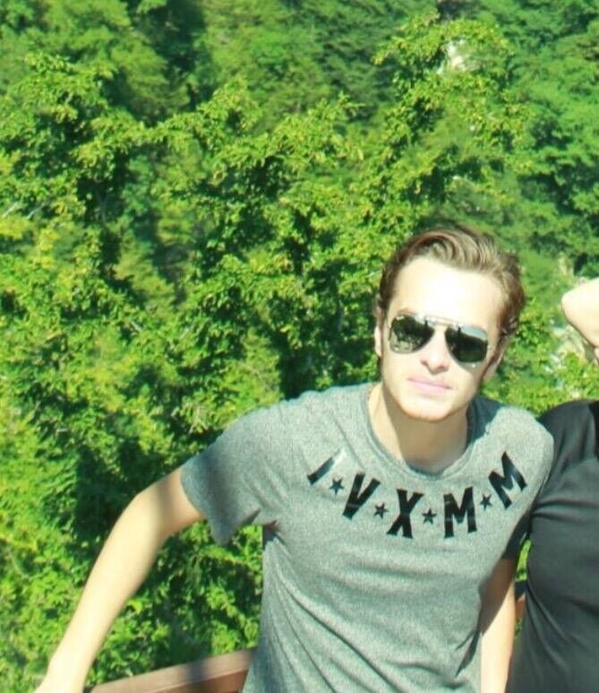  7998077  Tomas, 27 ,    