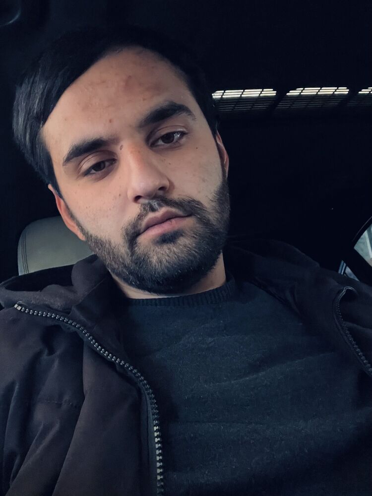  48060377  Erik, 24 ,    