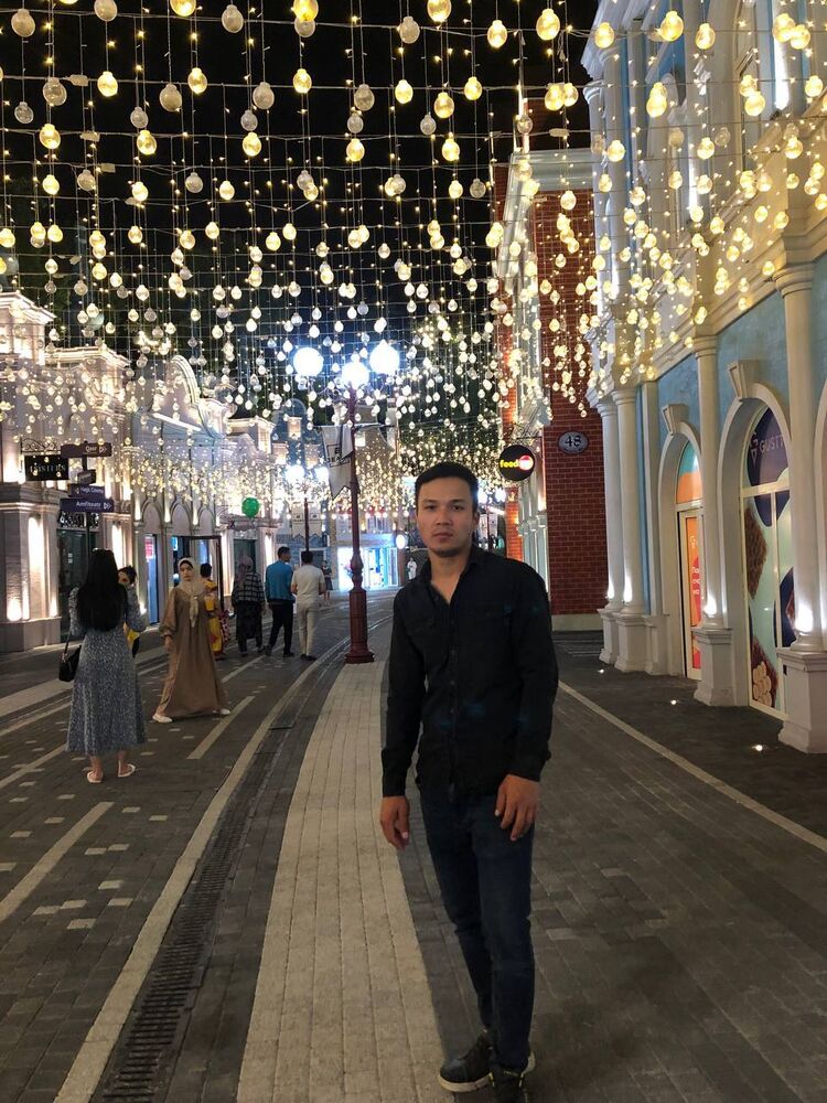  31951597  Maks, 29 ,    