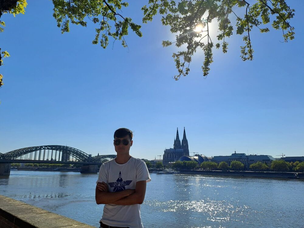  49369267  Hossein, 27 ,    Linz Am Rhein