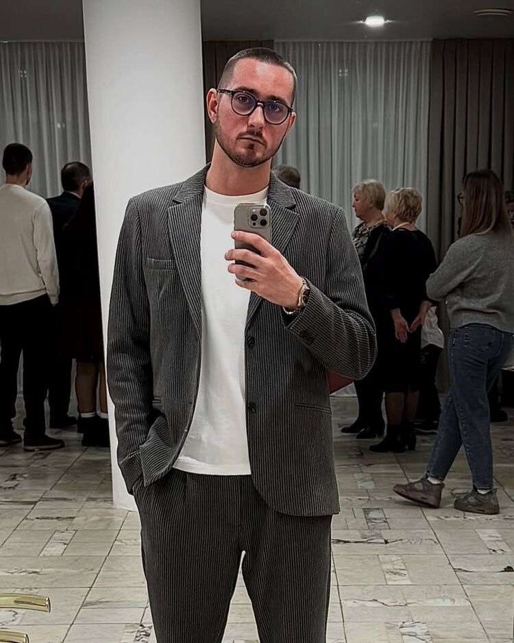  54444877  , 32 ,    Southwark