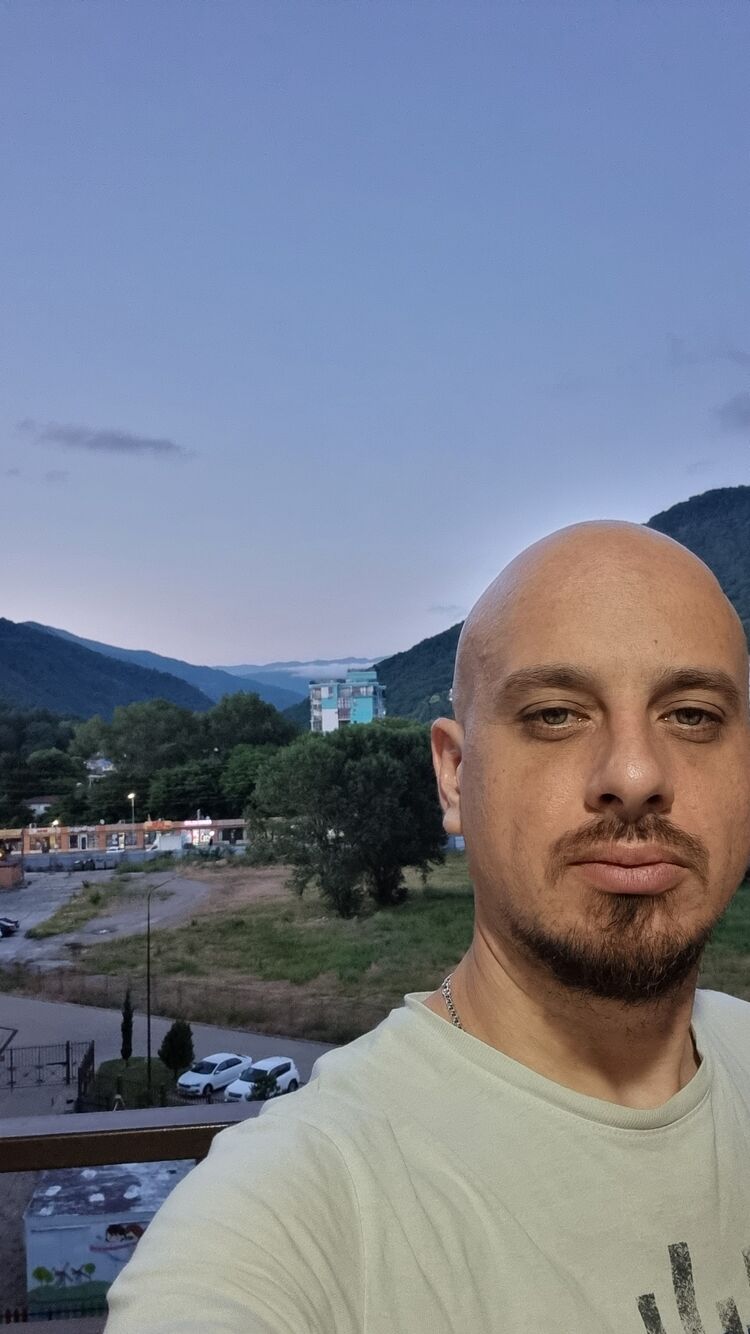  43841227  Sanchiiz, 40 ,    