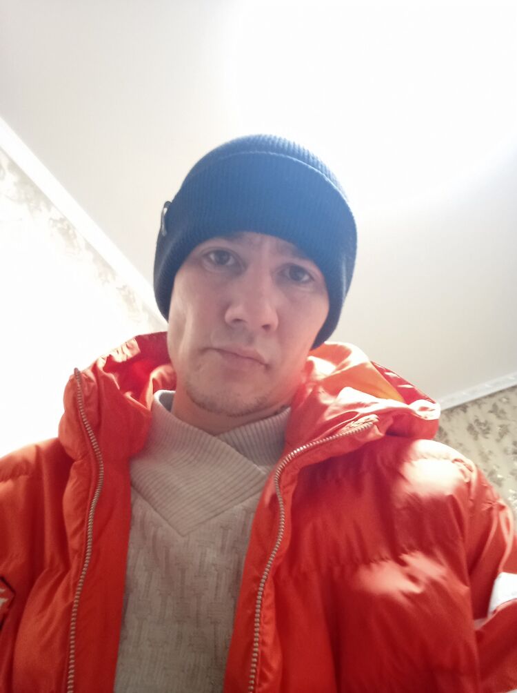  49645837  Dominik, 33 ,    --
