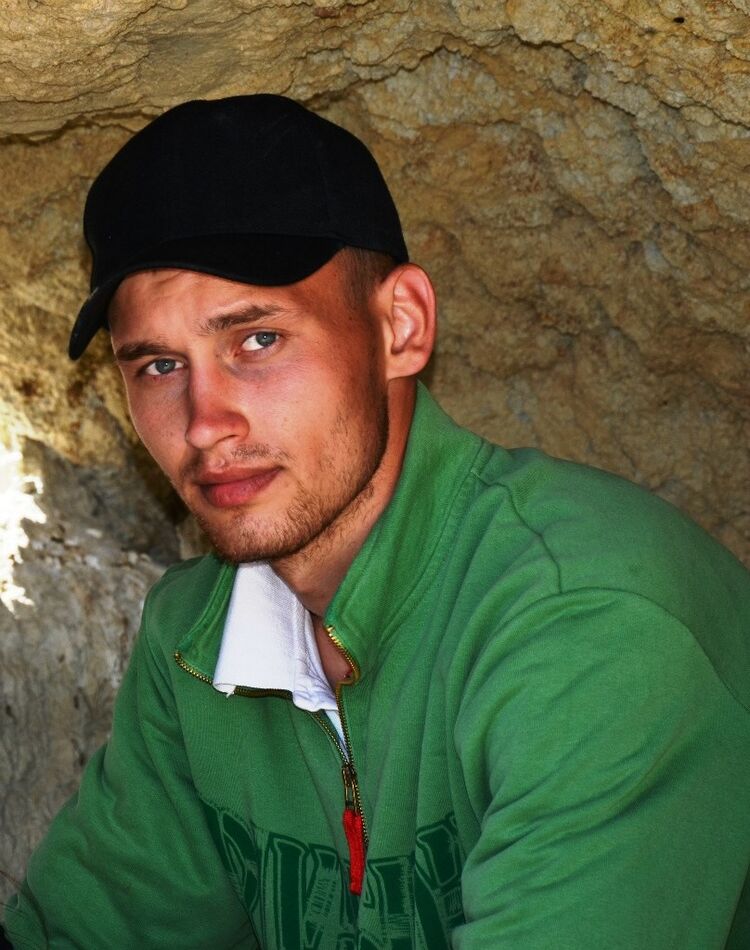  7437177  Viktor, 31 ,    