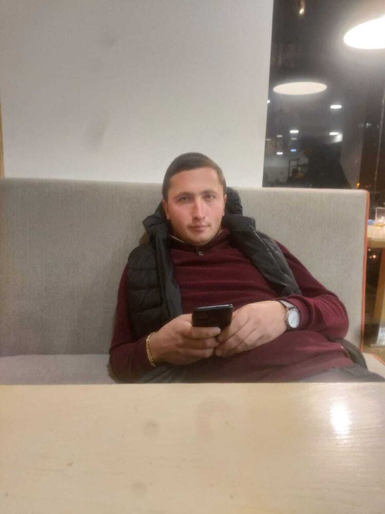  26074507  Artur, 28 ,    