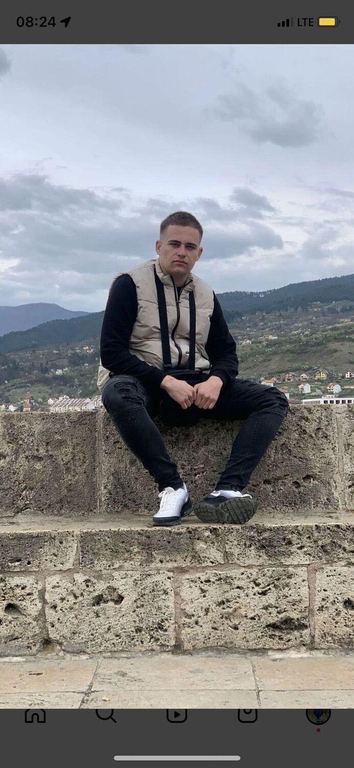  26614887  Aleksandar, 22 ,    