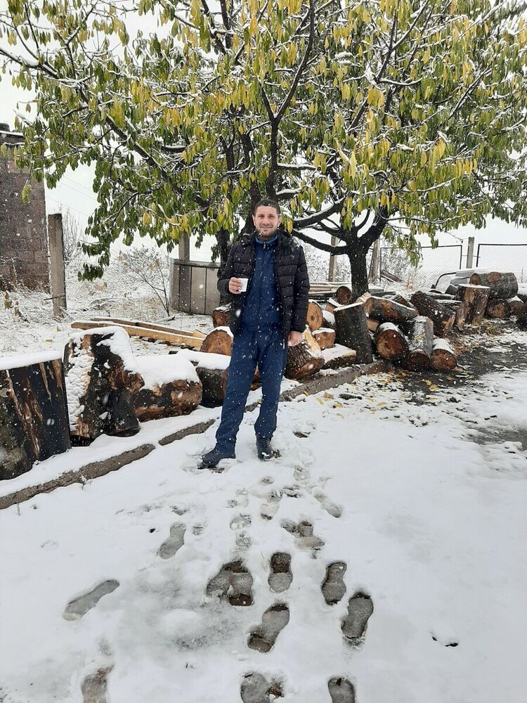  21034827  Artak, 37 ,    