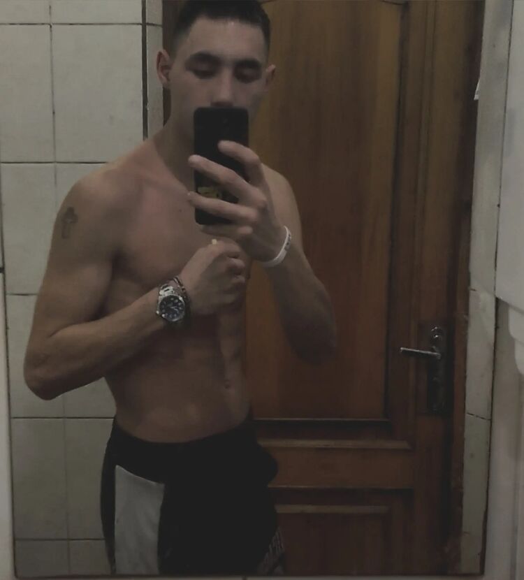  48111817  Yaroslav, 19 ,     
