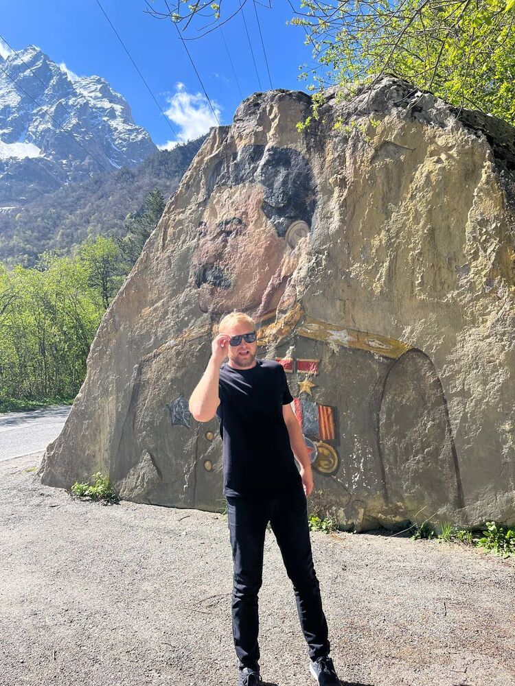  27708667  Viktor, 31 ,    