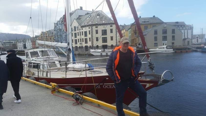  30054537  Oleg, 52 ,    