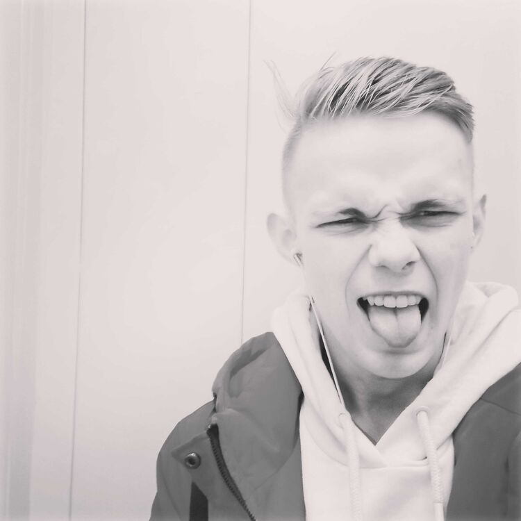  28299637  Alexei, 25 ,    