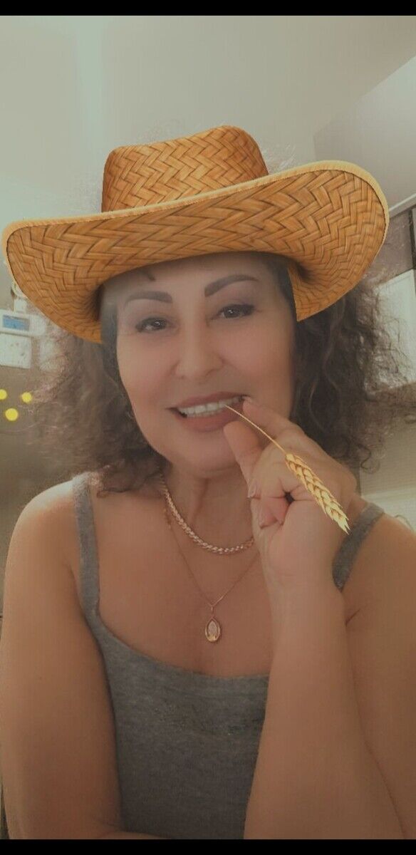  22163037  Adora, 59 ,    