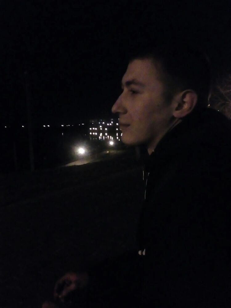  48622247  Andrej, 31 ,    