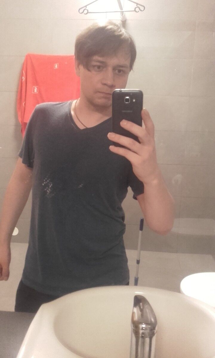  9929177  Artur, 31 ,    