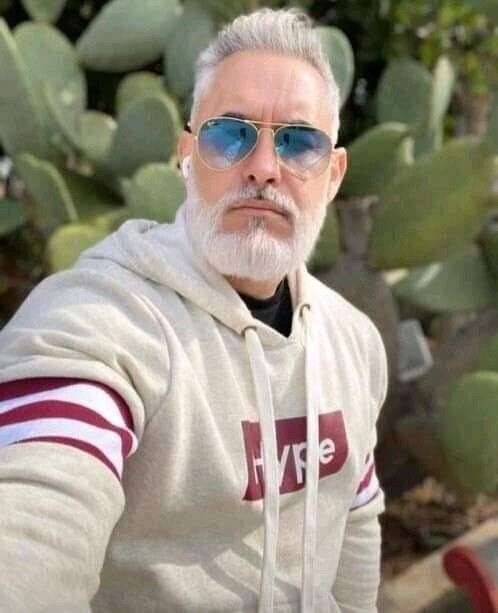 45297637  Robert, 68 ,    