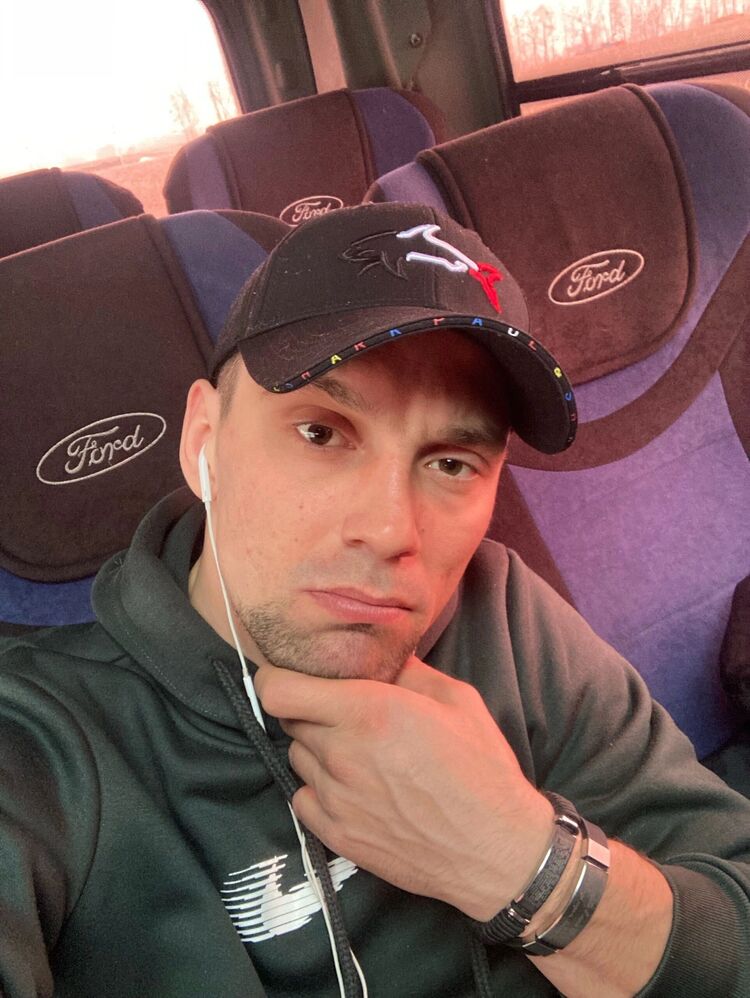  44872327  Viktor, 30 ,    