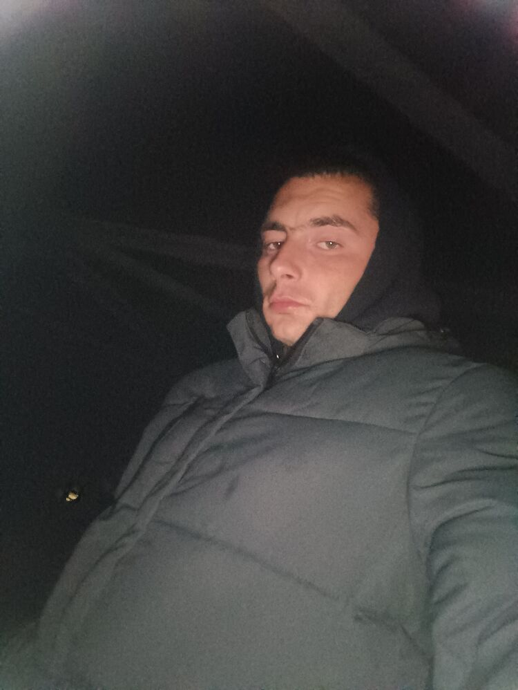  39308327  Anton, 23 ,    