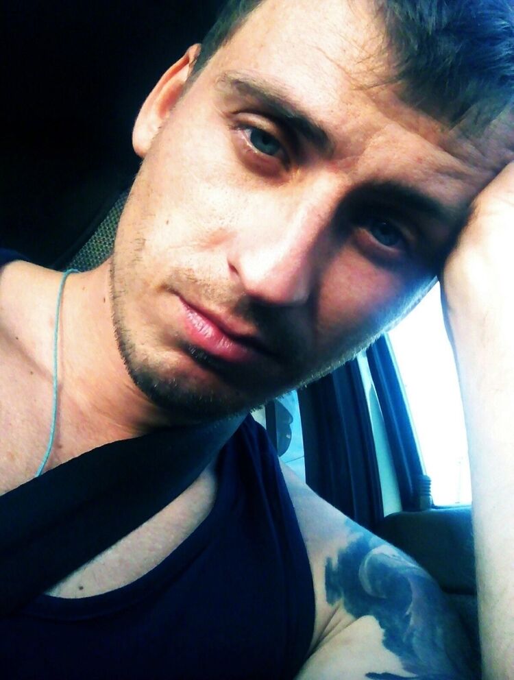  38058437  Daniil, 41 ,    