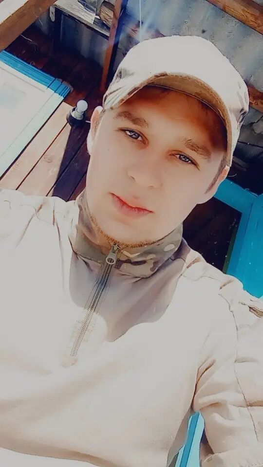  44047727  Viktor, 29 ,    