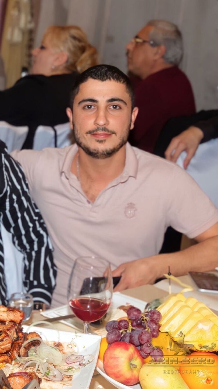  40446377  Arsen, 28 ,    