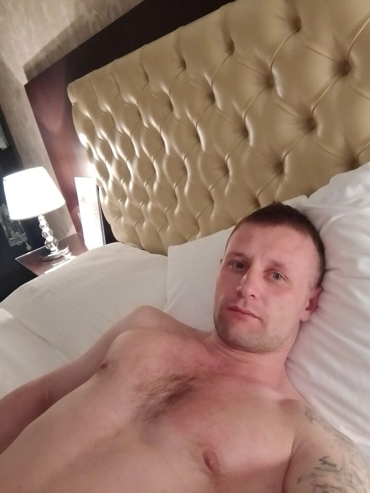  48906047  Andr, 33 ,    